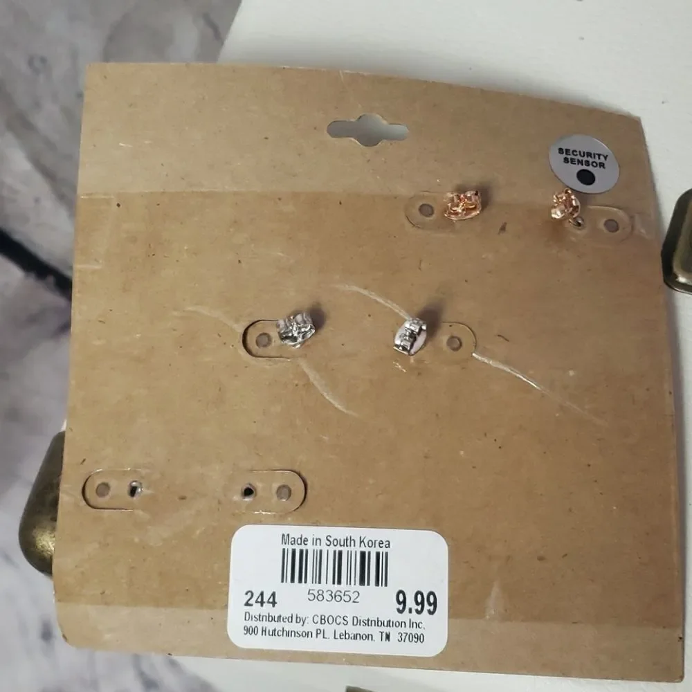 Earrings‎